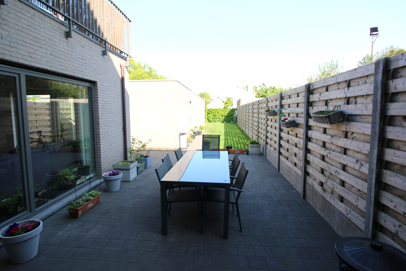 Recent 2 slaapkamer appartement met garage en tuin! 