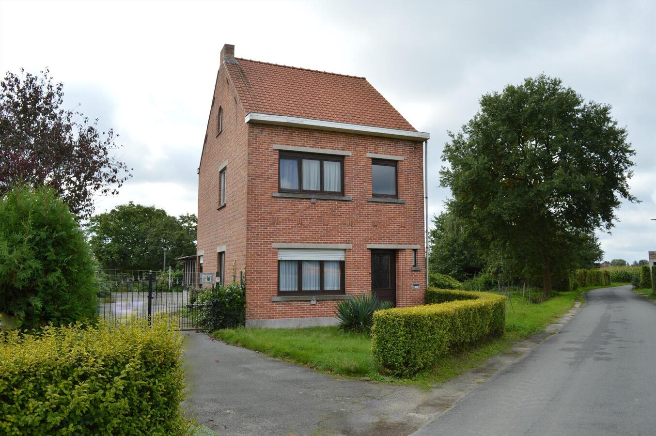 Te renoveren woning met loods en weide op 7.327m&#178; te Zele 