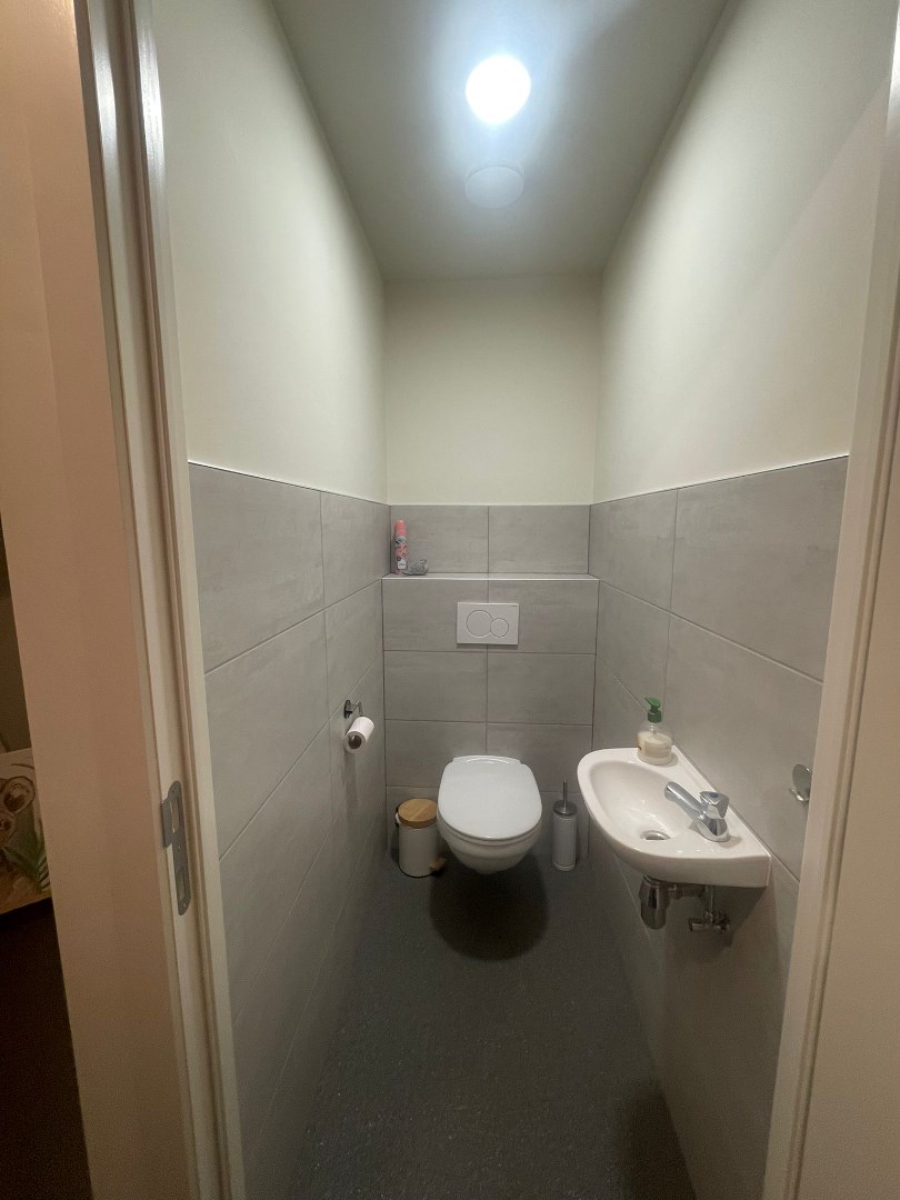Ruim duplex appartement met 2 slaapkamers en carport te Geel! 