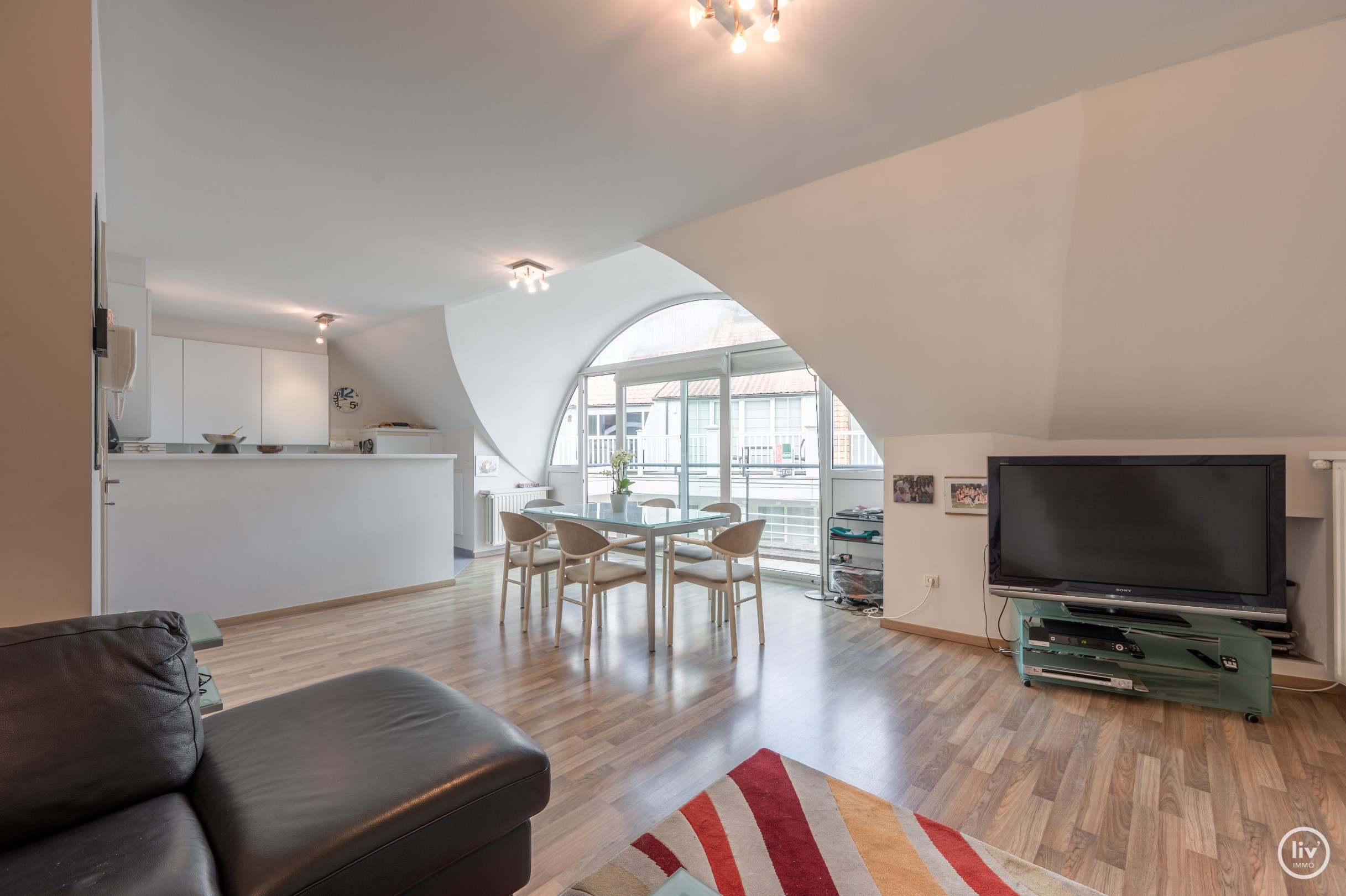 Lichtrijk duplex appartement met 2 slaapkamers gelegen in het centrum van Knokke. 