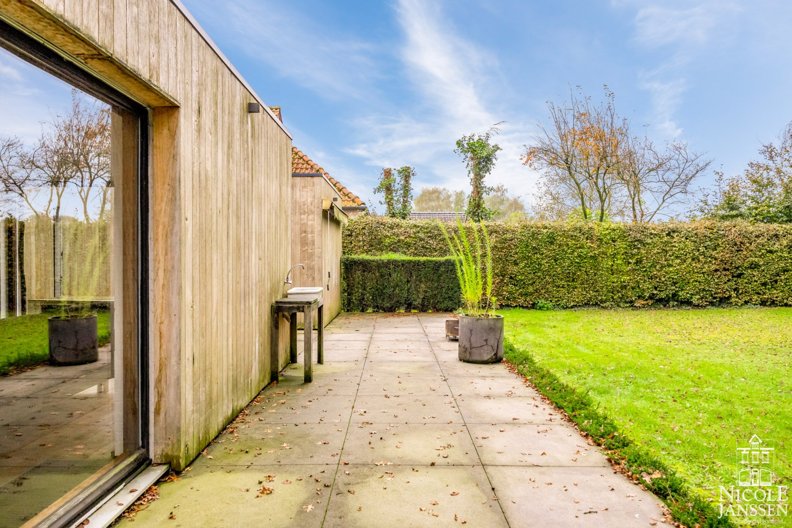 Moderne gezinswoning met mooi terras en vrij uitzicht aan voor- en achterzijde 