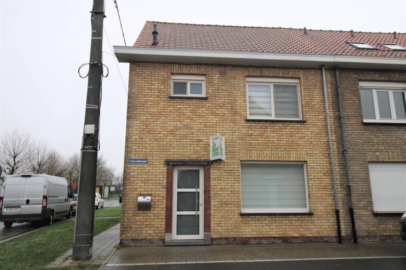 Volledig vernieuwde woning met 3 slaapkamers en garage te Roeselare 