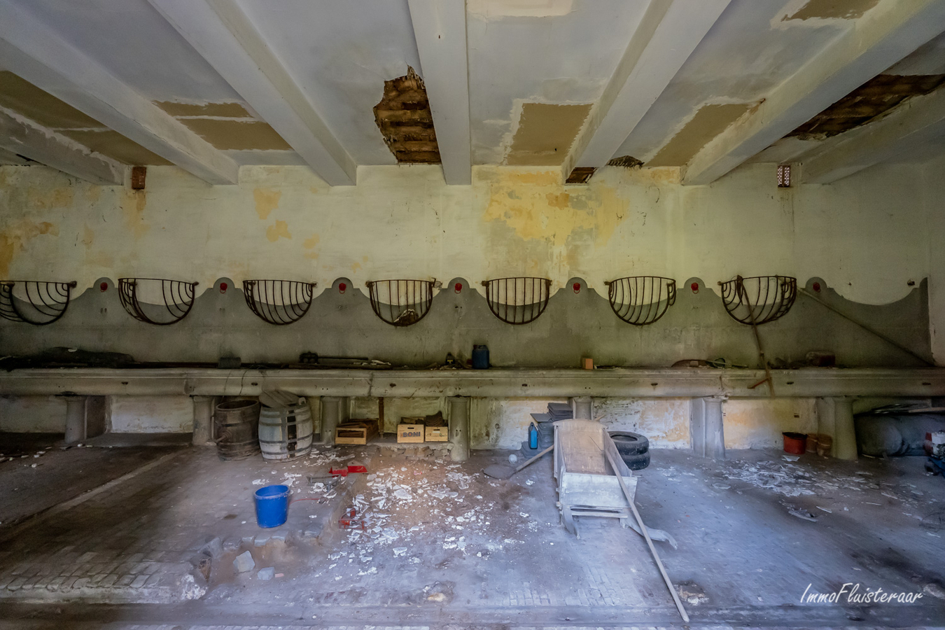 Ferme historique de caract&#232;re &#224; r&#233;nover avec &#233;curies, cour, ruelle et prairie sur env. 1.36ha &#224; Rebecq (Brabant wallon) 