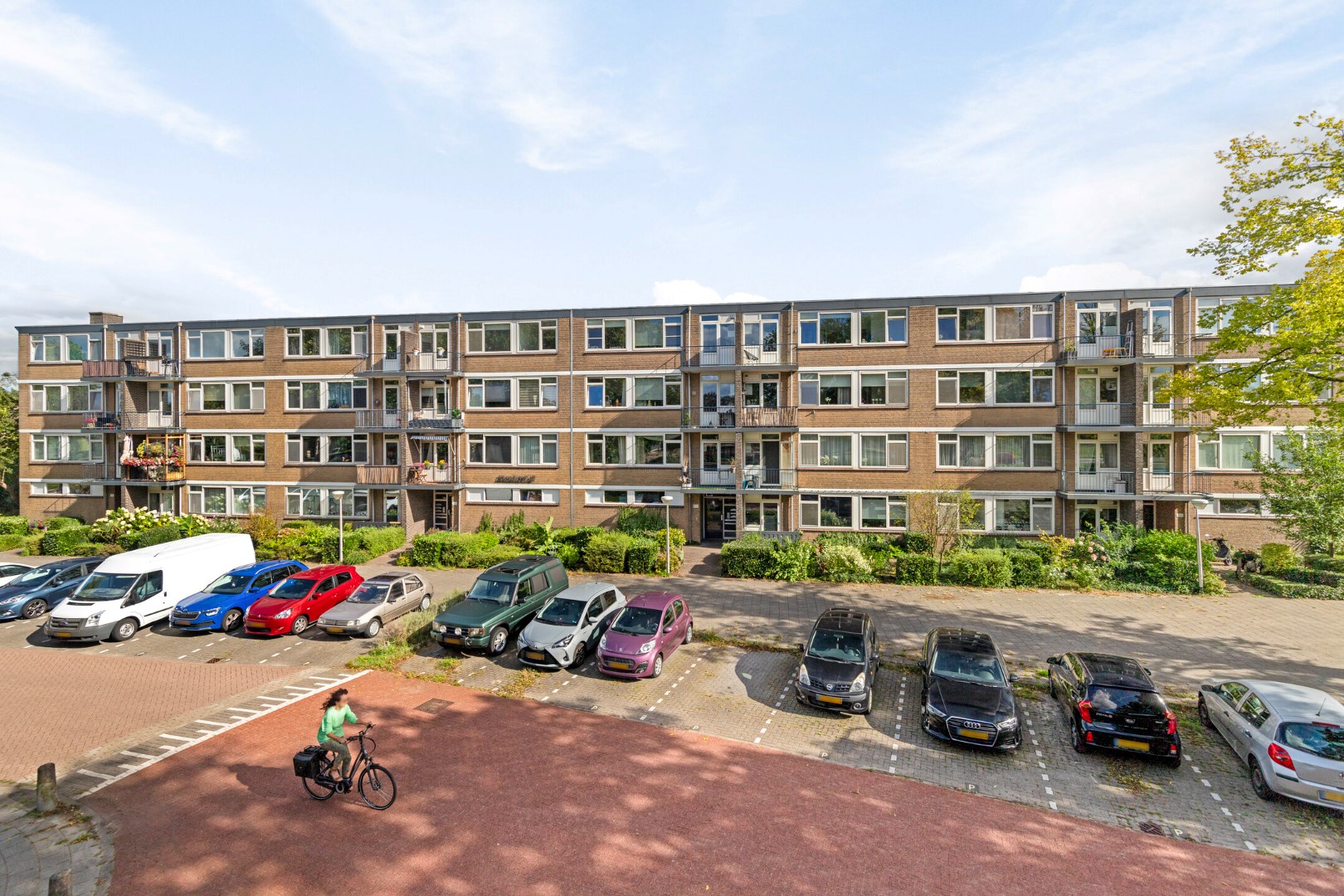 Prima starters appartement op de 1e verdieping met 4 kamers en een berging in de onderbouw. 