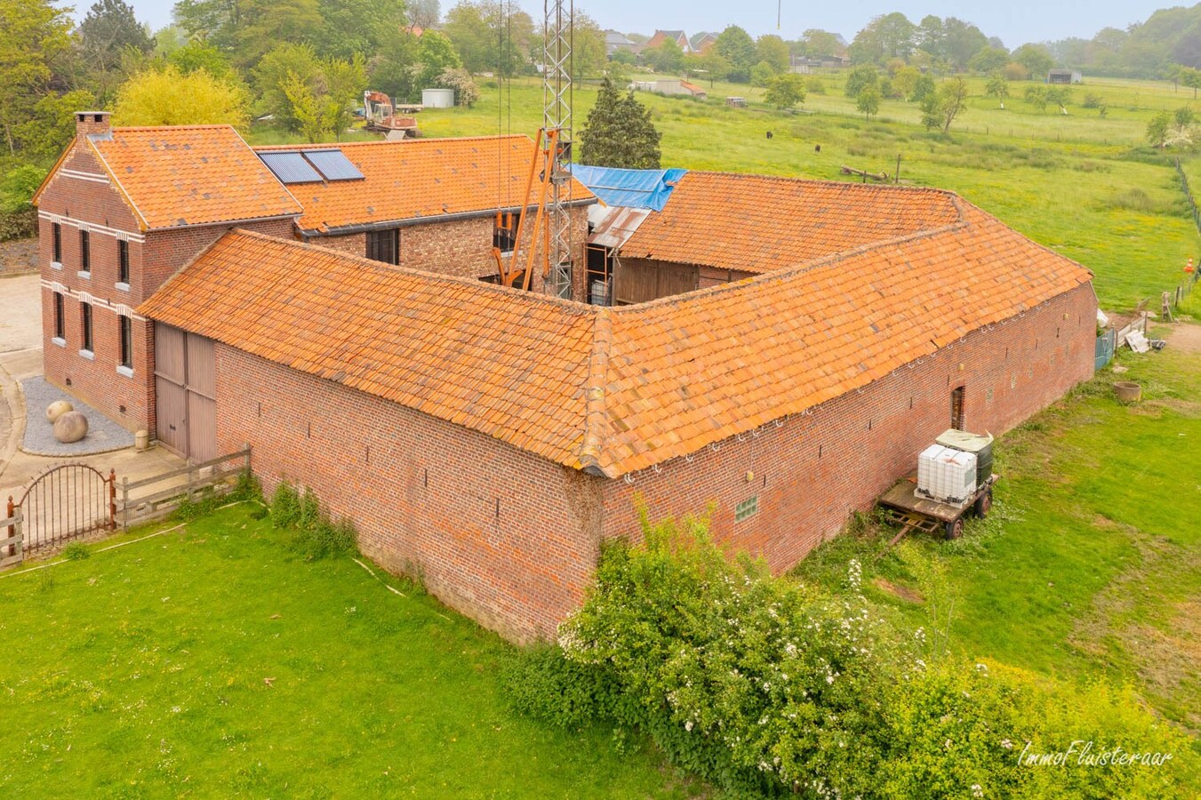 Unieke vierkantshoeve gelegen te Hoeselt op een ruim perceel van ca. 3ha 