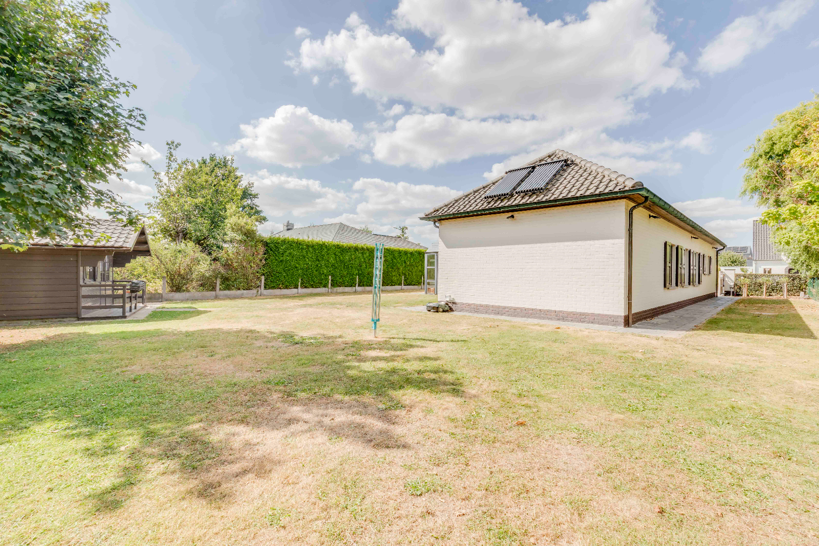 Zeer goed onderhouden woning  met 3 slaapkamers en aangename tuin. 