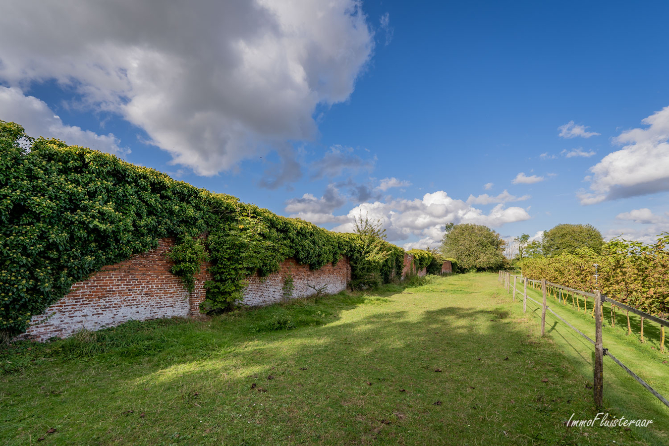 Ferme historique de caract&#232;re &#224; r&#233;nover avec &#233;curies, cour, ruelle et prairie sur env. 1.36ha &#224; Rebecq (Brabant wallon) 