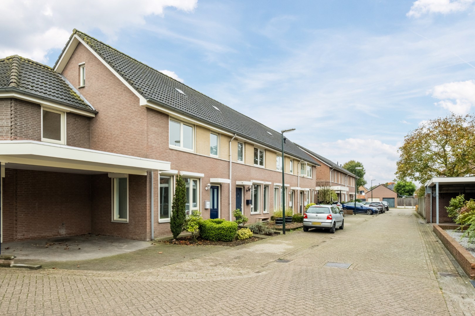 Verrassend ruime hoekwoning met garage, carport en tuin. Rustige ligging in een woonwijk nabij een basisschool en buitengebied. Energielabel B. 