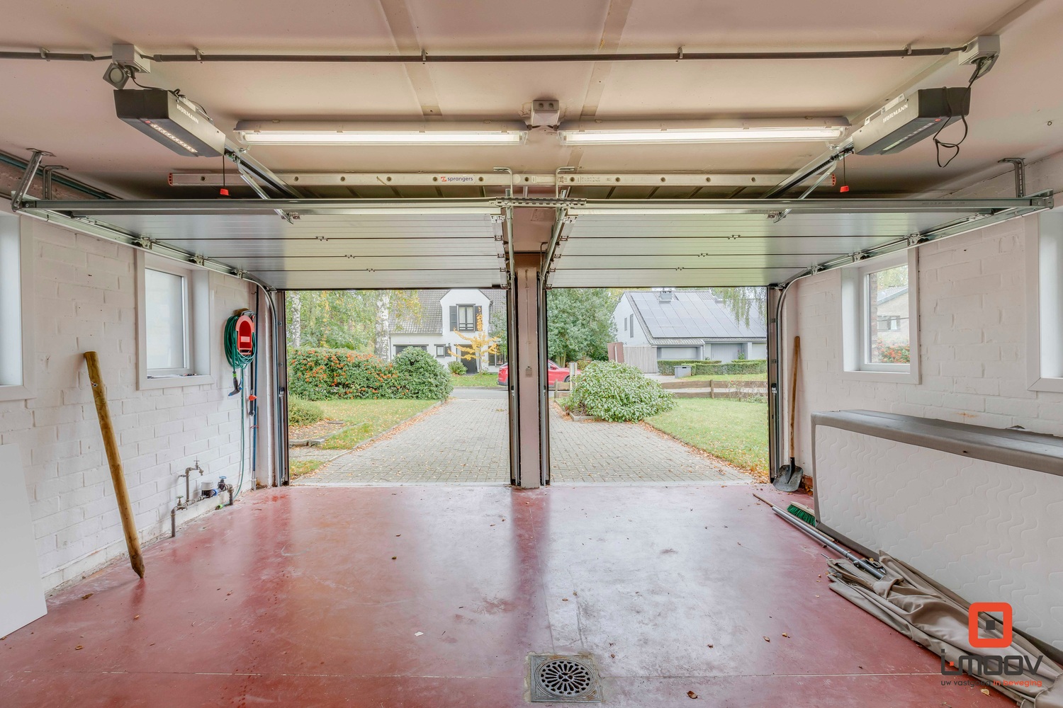 Villa met 4 slaapkamers en 2 inpandige garages 