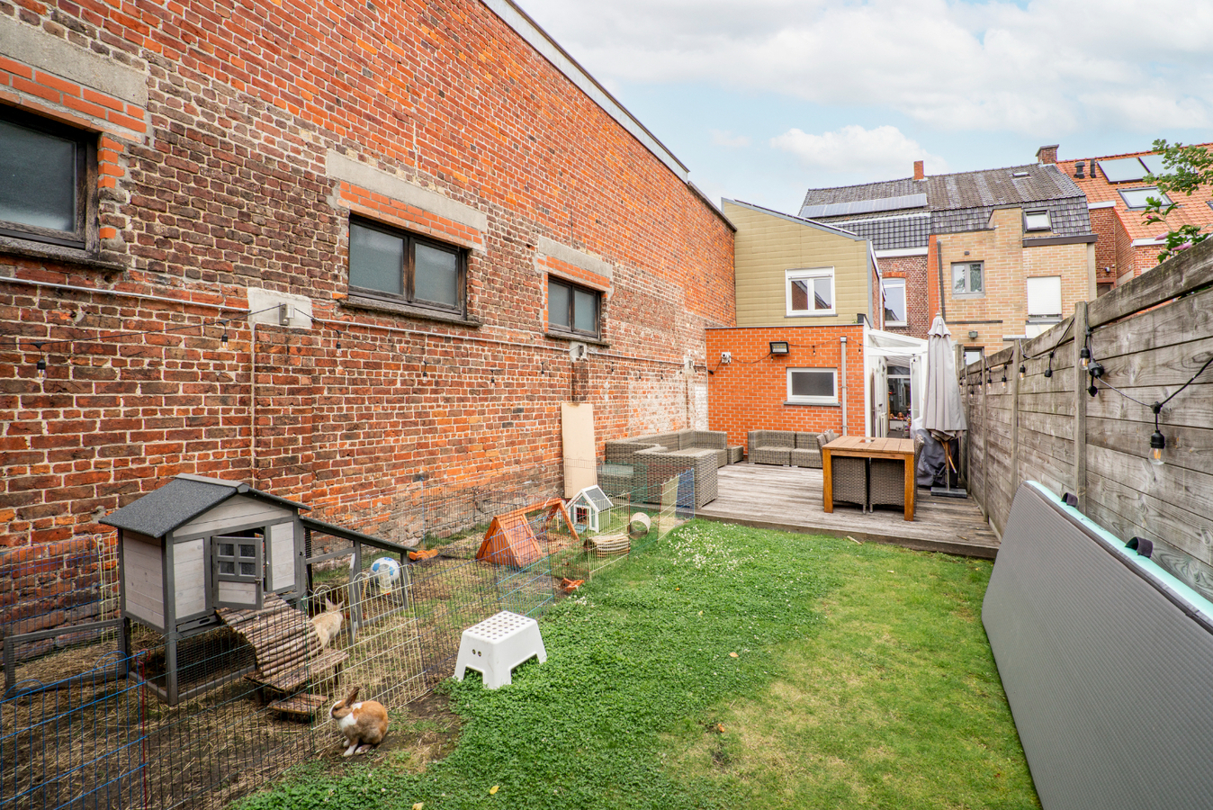 Gerenoveerde woning met 3 ruime slaapkamers, zonnepanelen en garage in centrum Roeselare 