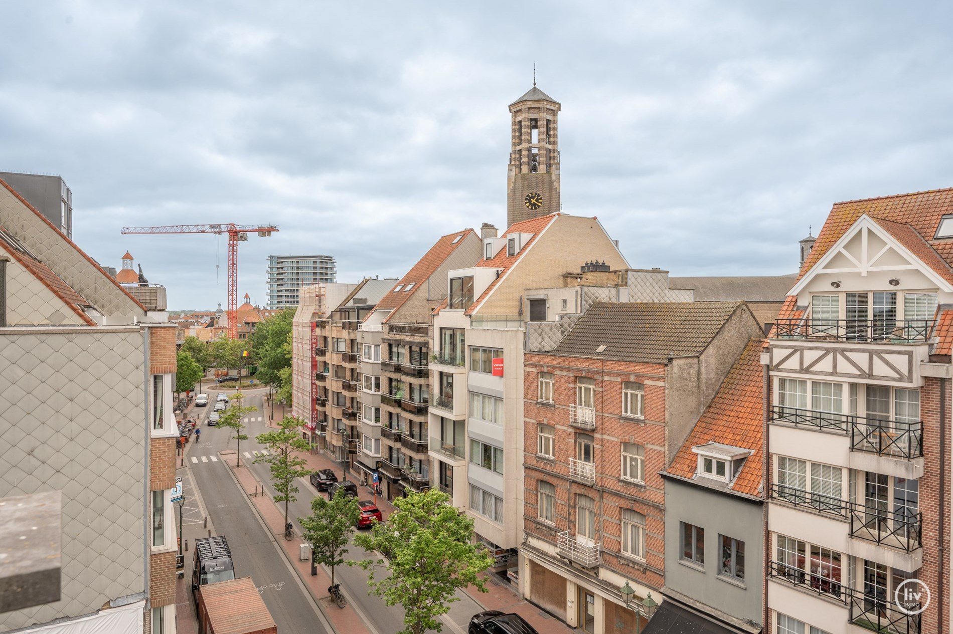“Unieke Penthouse (1992) te koop op een toplocatie in Knokke –3 -kamerappartement met uitzonderlijke zonneterrassen van meer dan +/- 200m2 . 