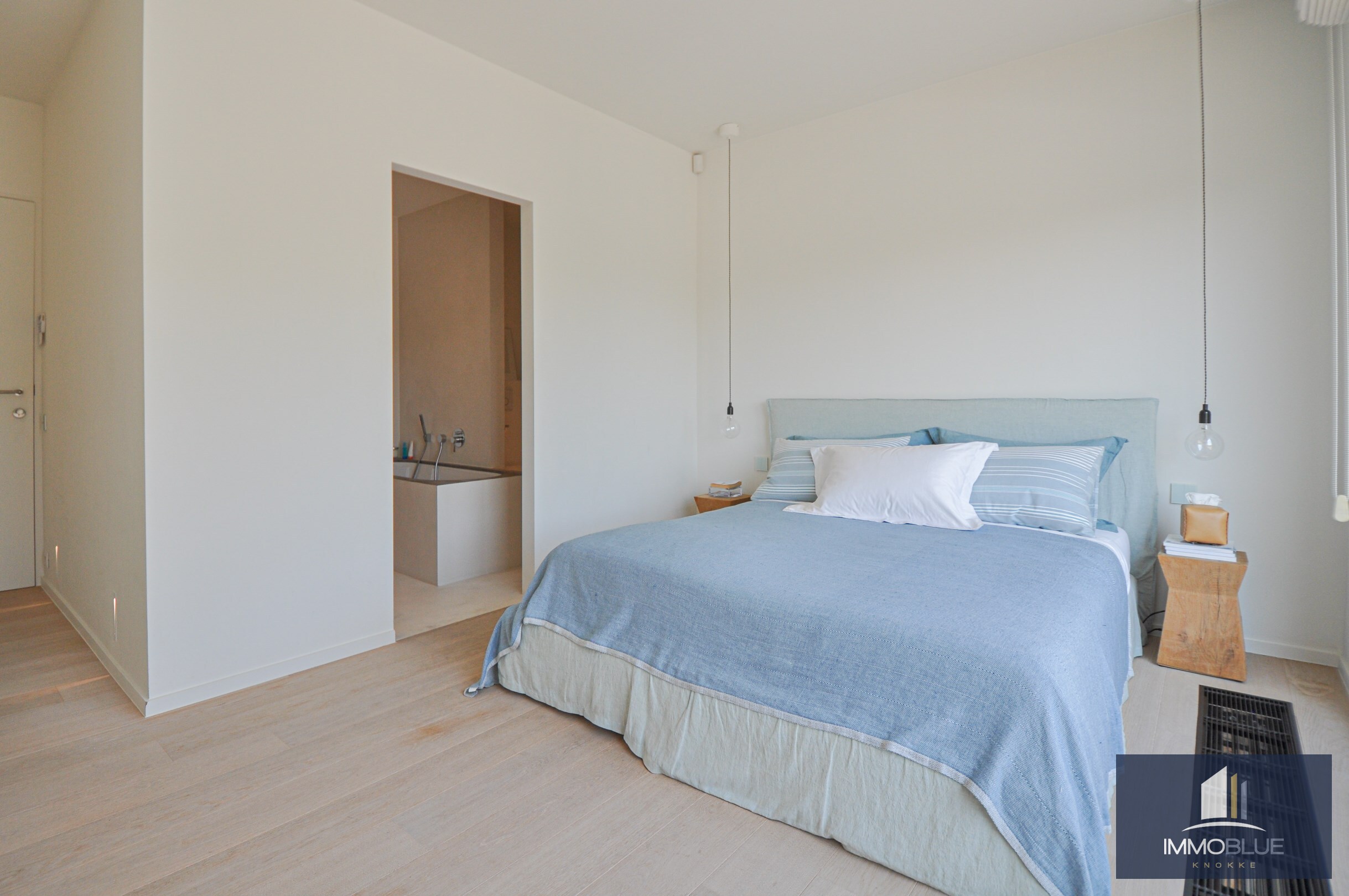 Subliem hoekappartement met ruime terrassen gelegen in het prestigieuze domein Tennis Garden. 