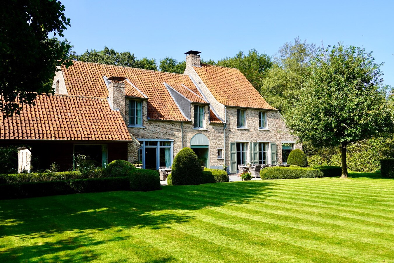 Hippisch centrum &quot;De Kraal&quot; met aanpalende luxe villa op ca. 9,1 ha te Zandhoven 
