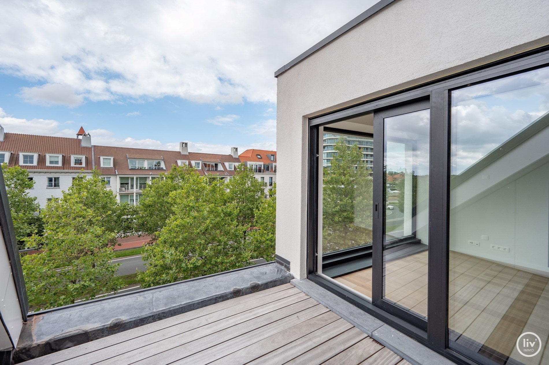 Nieuwbouw duplex (2024) , centraal gelegen nabij Duinenwater, waardoor alle winkels en openbaar vervoer bereikbaar zijn op wandelafstand. 