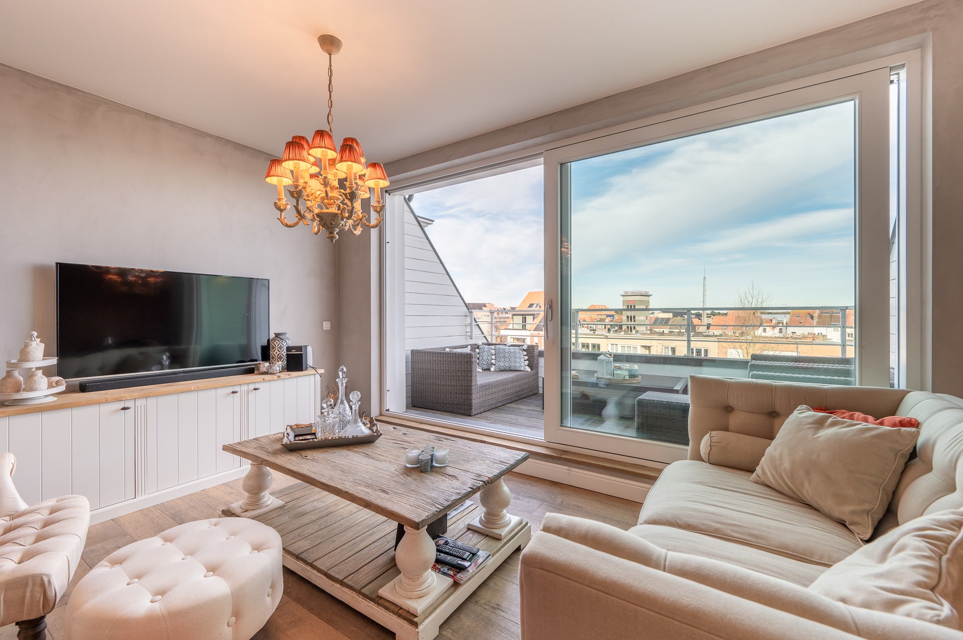 Lichtrijk appartement met een hoogwaardige afwerking,  2 slaapkamers en een ruim terras, gelegen in de residentie Promenade ter hoogte van Duinenwater op enkele minuten van het centrum van Knokke. 