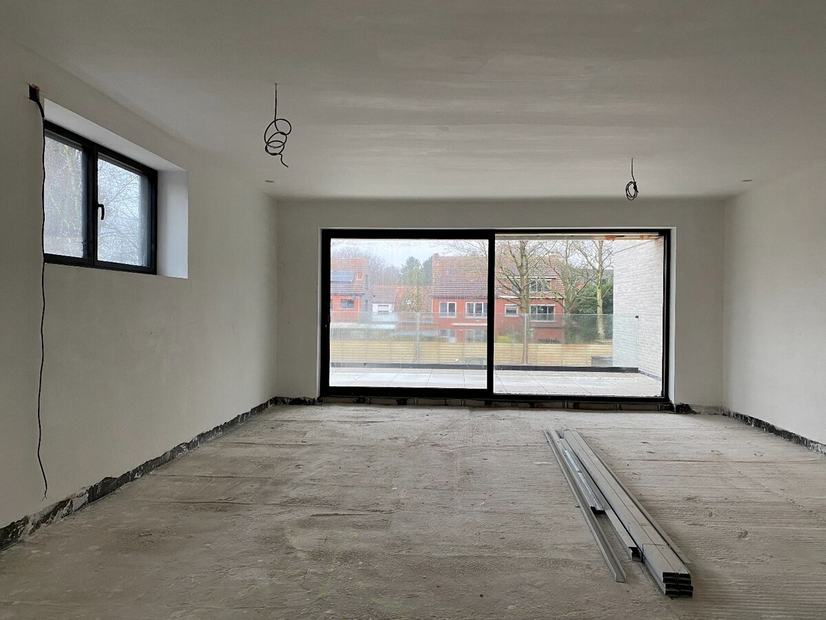 Luxueus nieuwbouw villa-appartement  van 168 m&#178; met 3 slaapkamers + ondergrondse garage en kelder in kleine residentie 