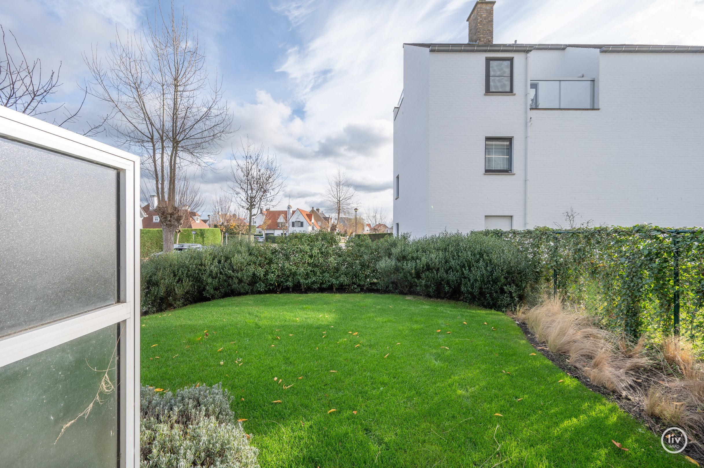 Appartement de plain-pied r&#233;nov&#233; et confortable avec un beau jardin, situ&#233; au centre de l&#39;avenue du Centenaire &#224; Knokke. 