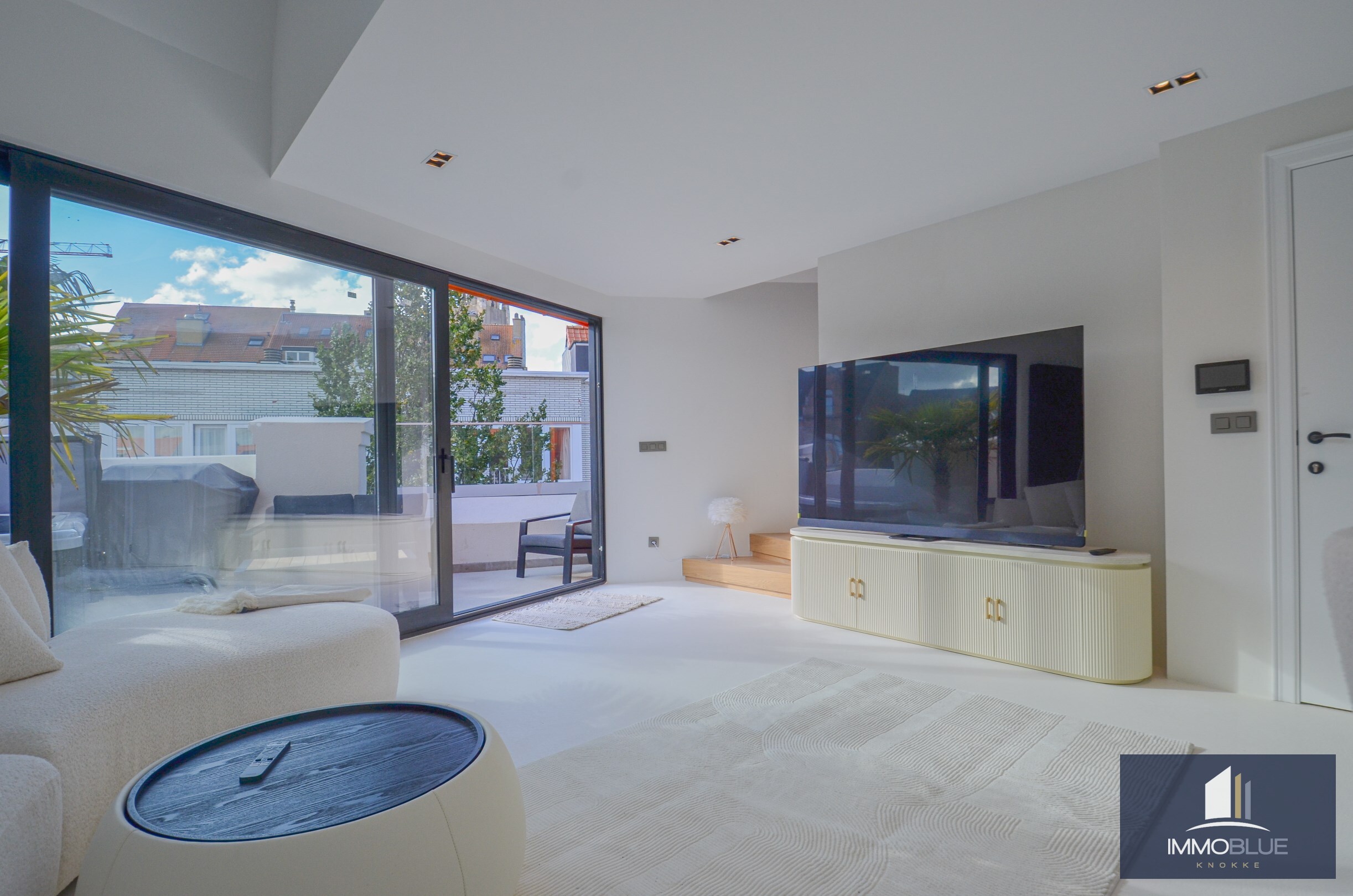 EXCLUSIEF : Duplexappartement met ruim terras gelegen in een kleinschalige nieuwbouwresidentie in Art Deco-stijl. 