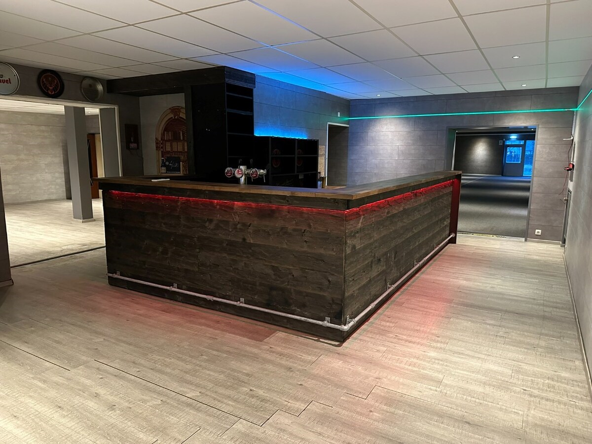 Handelspand 546 m&#178; met veel mogelijkheden en 8 parkeerplaatsen 