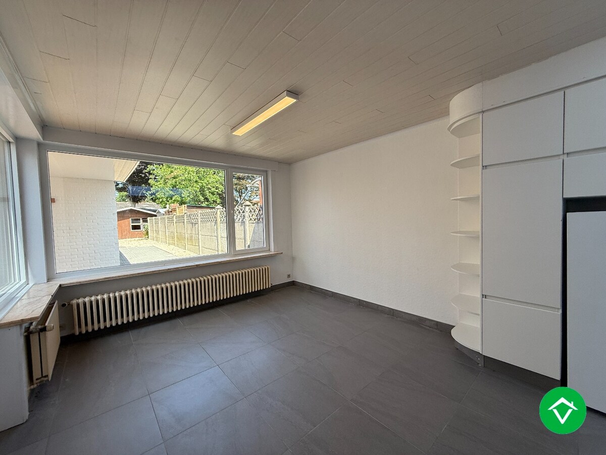 Woning met 4 slaapkamers, garage en tuin te Roeselare 