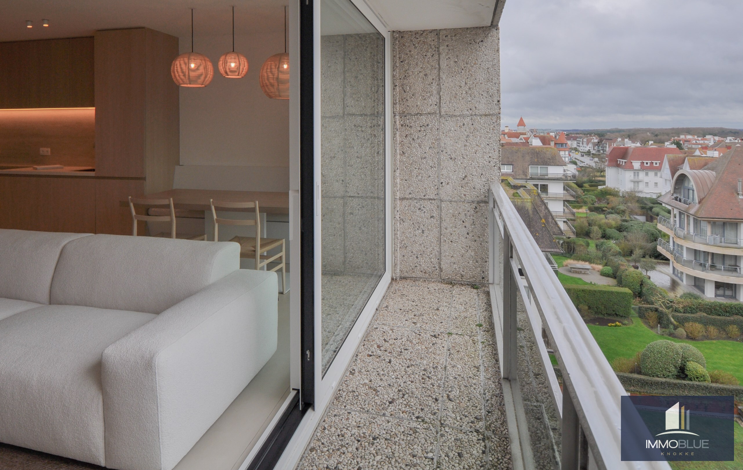 Luxueus volledig gerenoveerd appartement met een weids uitzicht over het Zoute gelegen nabij de Wandeldijk. 