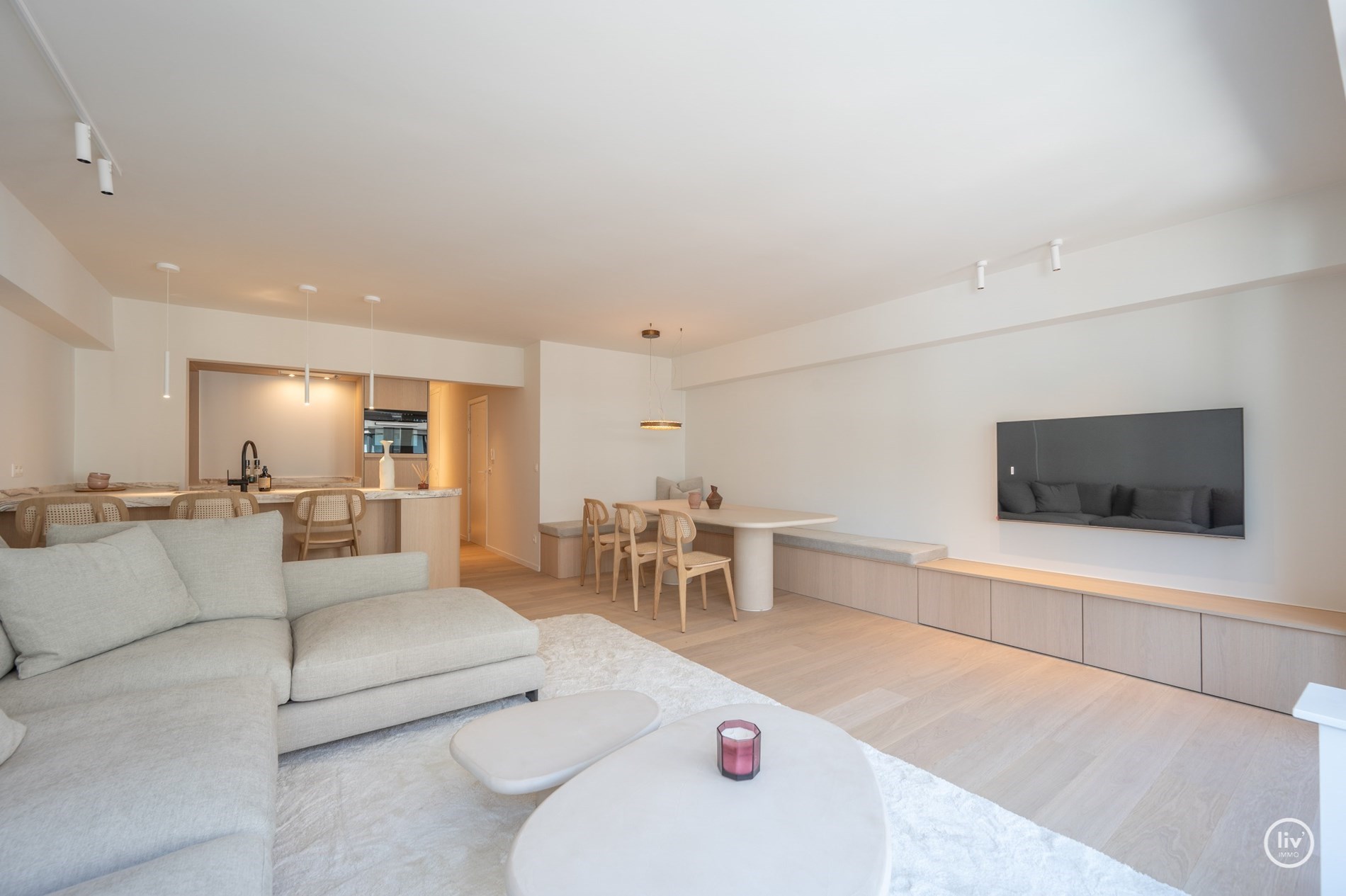 Zeer luxueus gerenoveerd 3 slaapkamerappartement met zijdelings zeezicht ideaal gelegen vlakbij het Rubensplein te Knokke.Zijdelings zeezicht ! 