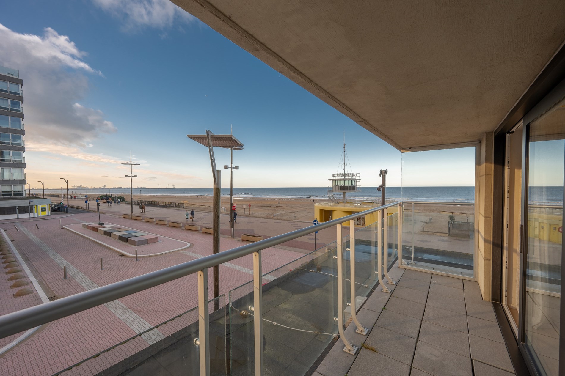 Magnifiek HOEKappartement met FRONTAAL zeezicht en westgericht terras gelegen aan het Lichttorenplein te Knokke. 