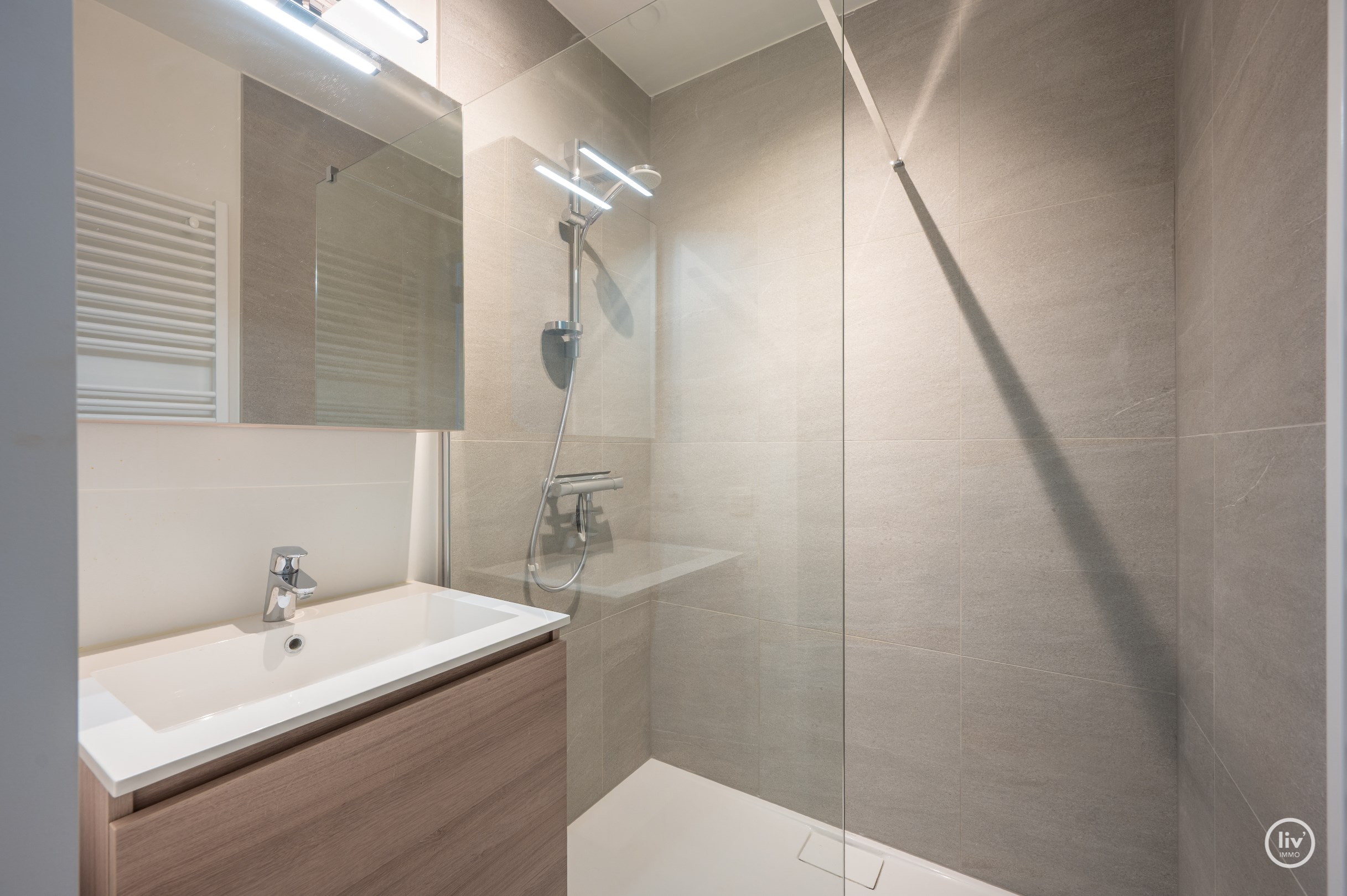 Luxueus afgewerkt appartement met 2 slaapkamers genietend van een open zicht gelegen in de Piers de Raveschootlaan. 