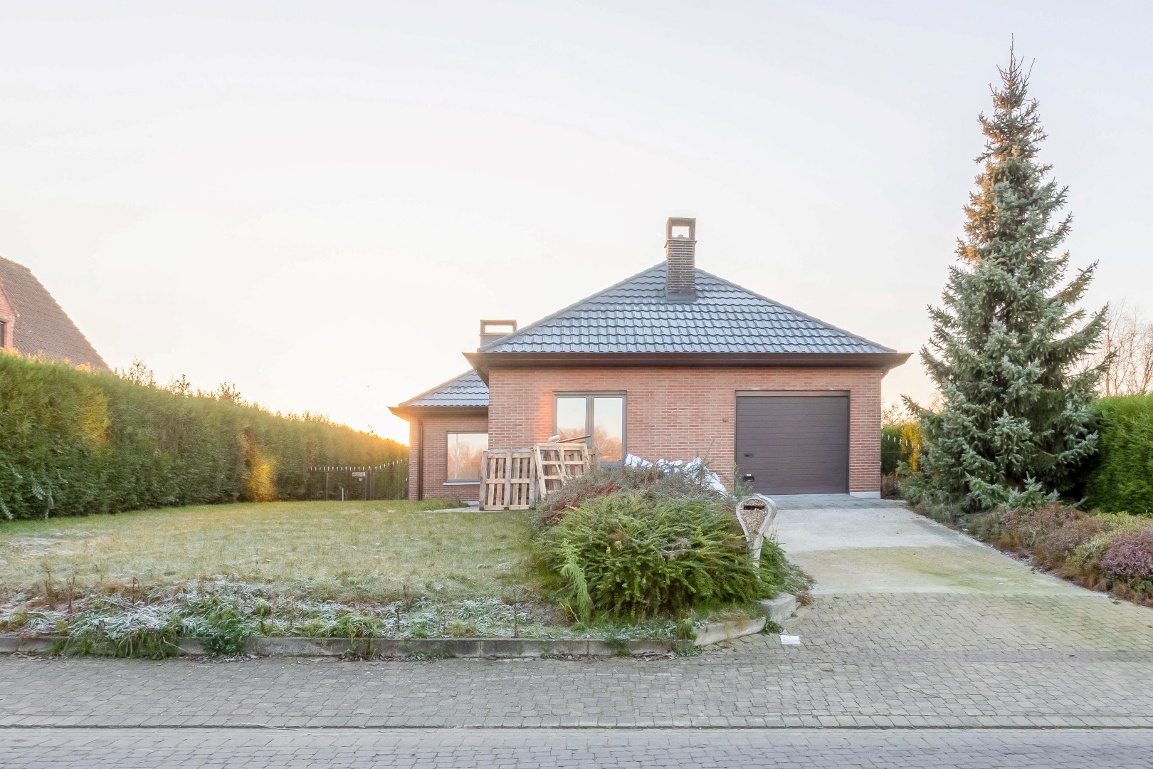 Instapklare bungalow met grote tuin en garage 