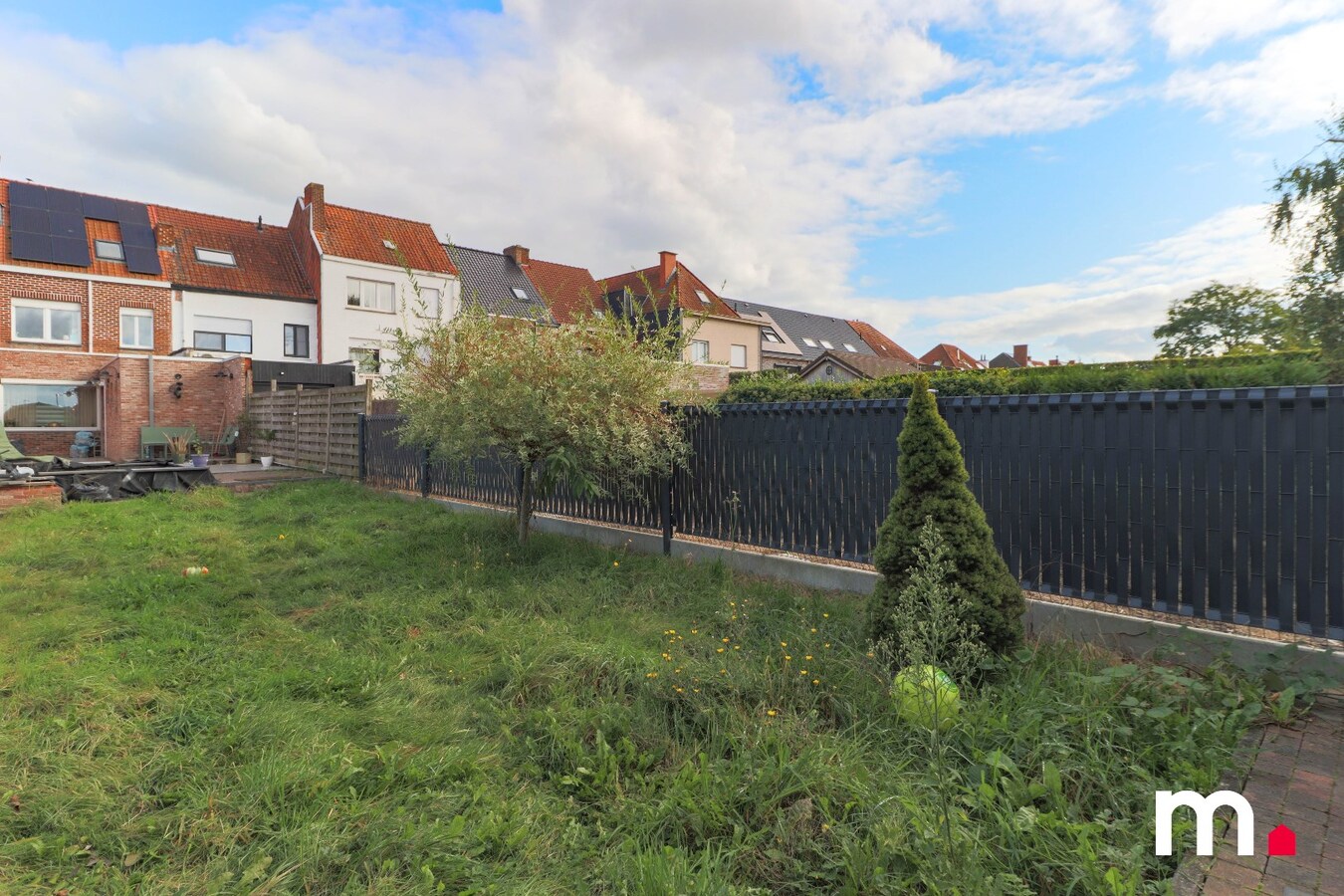 Goed gelegen en volledig instapklare woning met hele ruime tuin en uitweg achteraan ! 