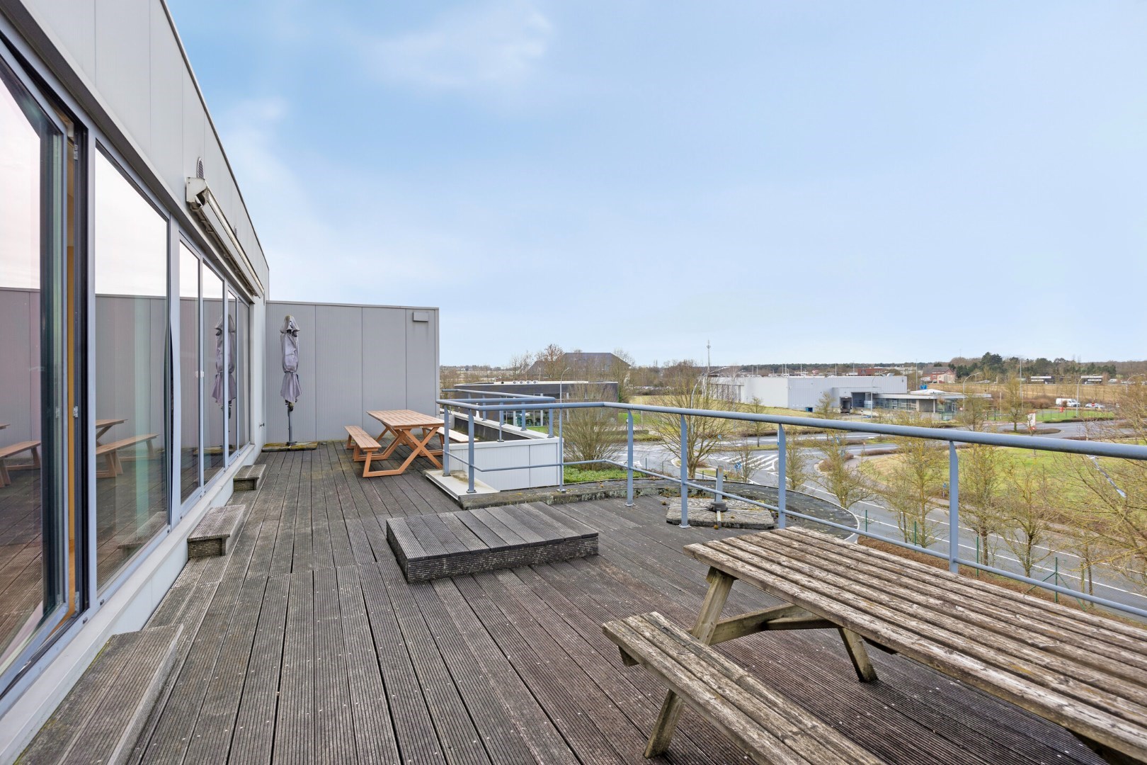 Kantoor te koop in het industriepark te Haasrode/Heverlee met 14 parkings - opp. 626 m&#178; - verkoop van aandelen 