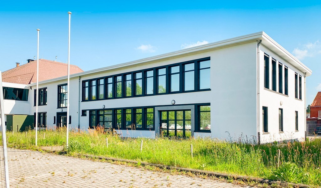 Gerenoveerde kantoren te huur vlakbij afrit E17 in Burcht