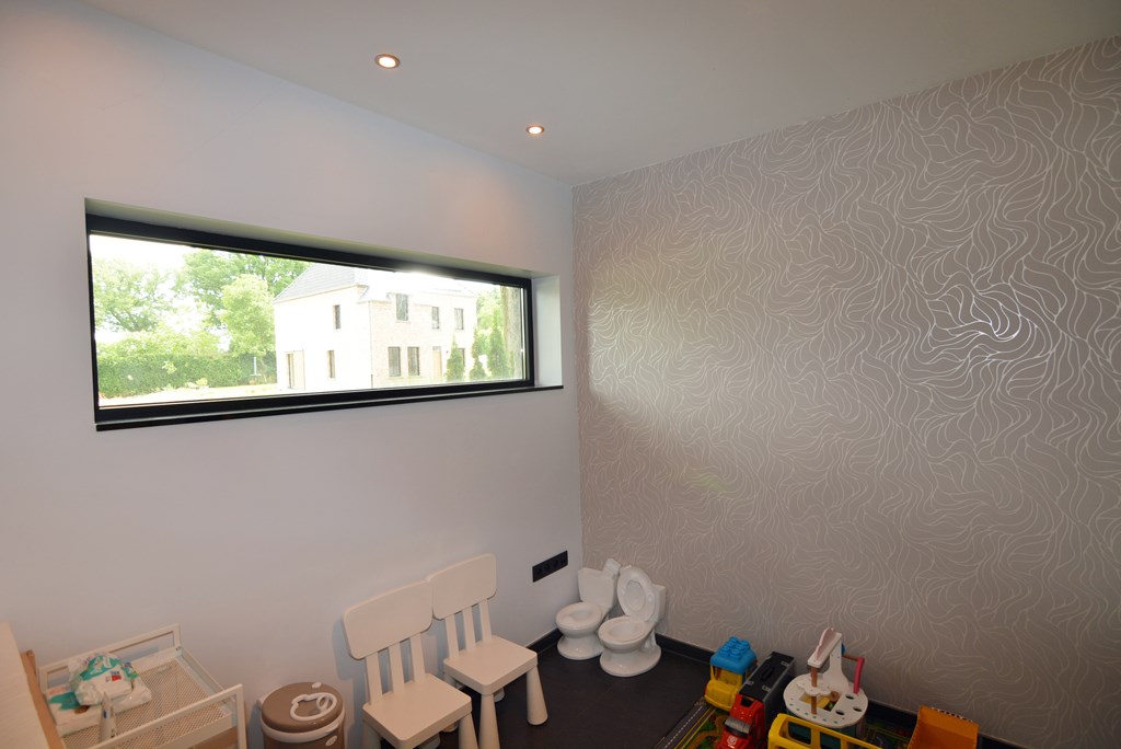 Moderne, energiezuinige woning met 4 slpks op 7a 7ca. 