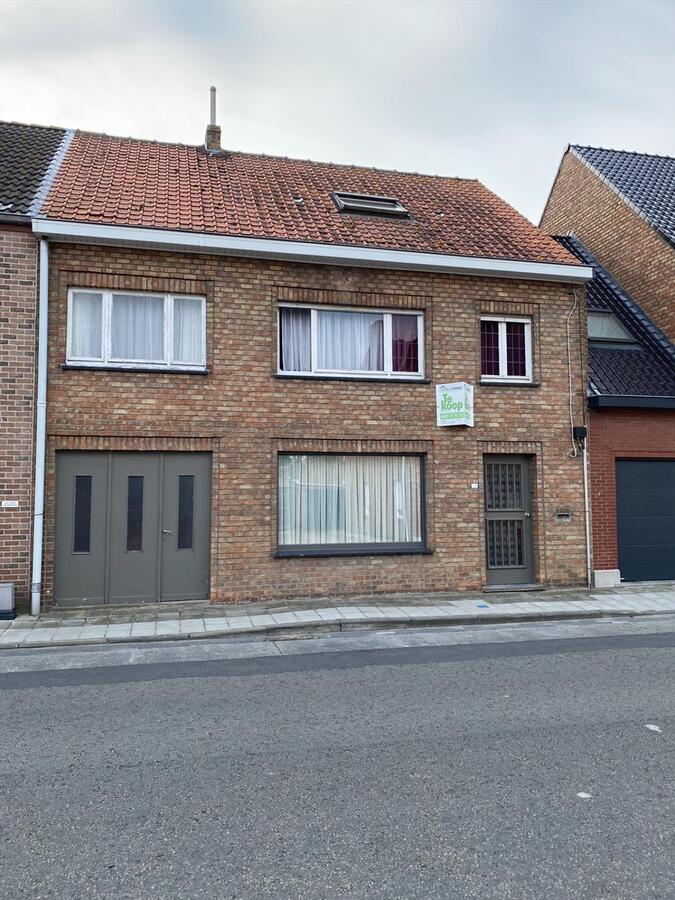 Ruime gezinswoning met 5 slaapkamers en garage te Eernegem 