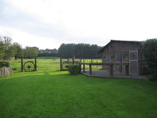 Hoevevilla met stalgebouw en bijhuis op 1,3 ha 