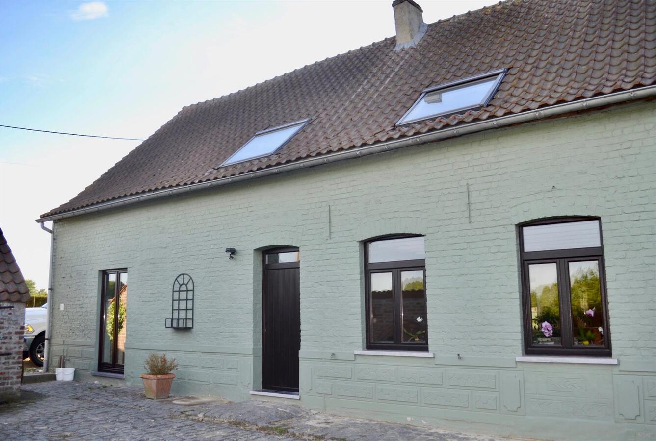 Zeer rustig gelegen hoeve te Deux-Acren (Lessen) op 3424 m&#178; met huur van ca. 5 ha. 