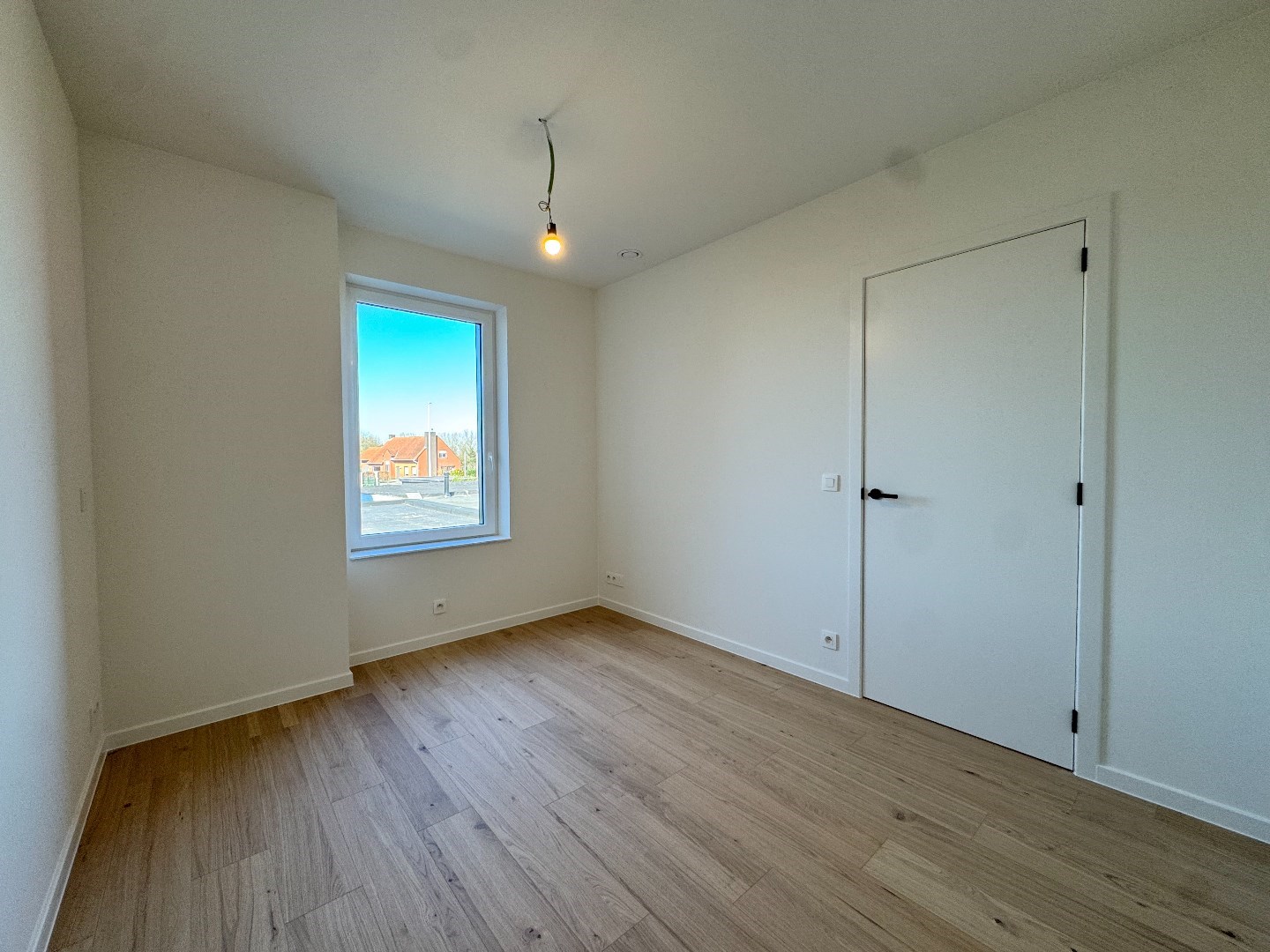 Instapklare, gerenoveerde woning met tuin, uitweg en carport 