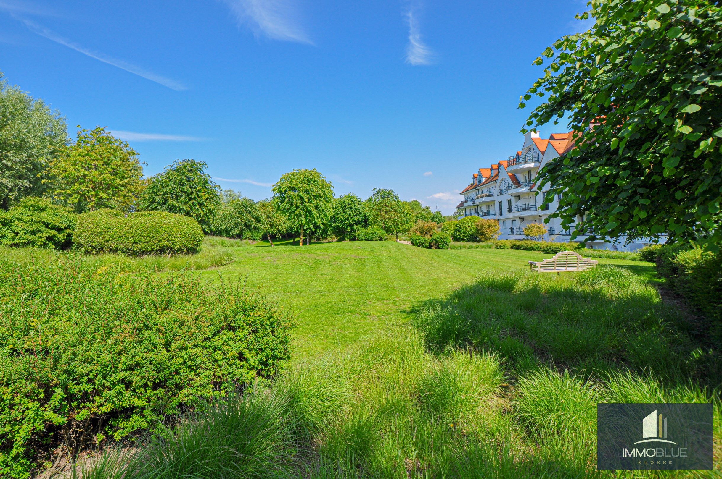 Subliem hoekappartement met ruime terrassen gelegen in het prestigieuze domein Tennis Garden. 