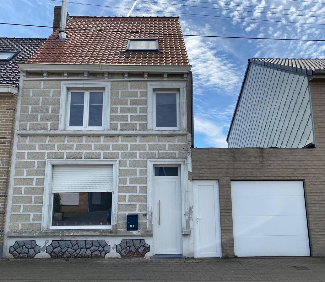 Gerenoveerde woning met garage en tuin te Koekelare 