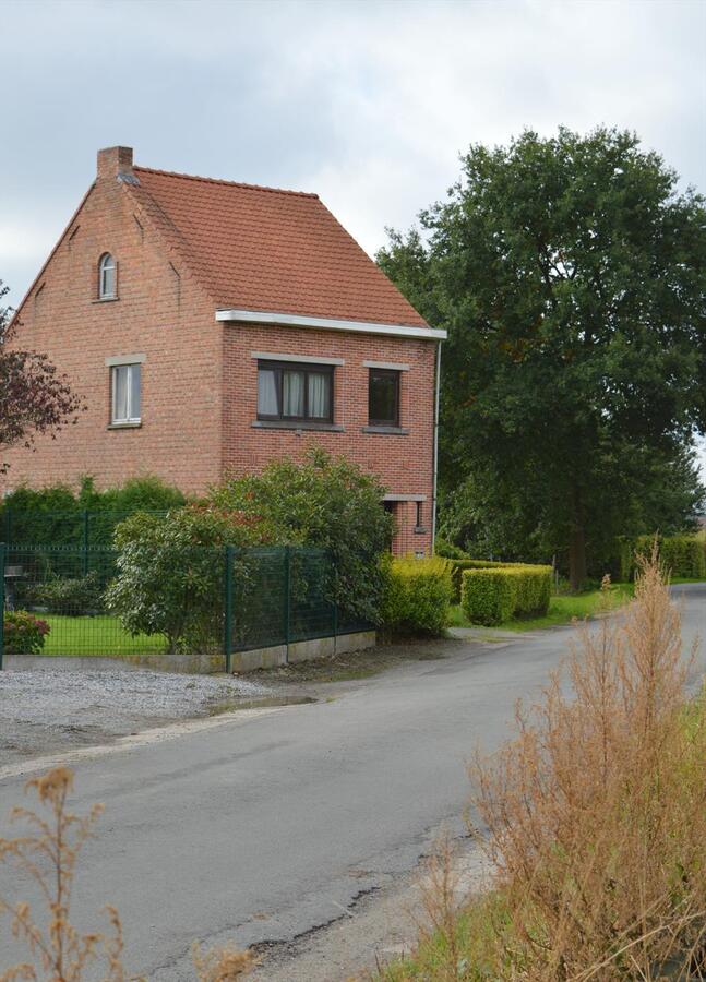 Te renoveren woning met loods en weide op 7.327m&#178; te Zele 