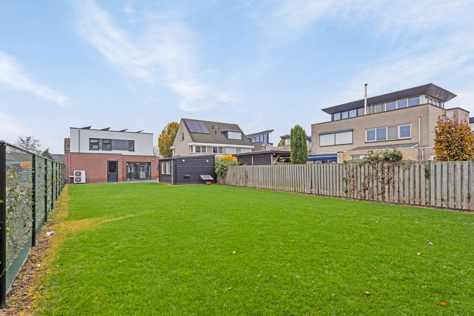 Moderne levensloopbestendige vrijstaande woning met vier slaapkamers, twee badkamers en riante tuin op een ruim perceel van 643 m2 