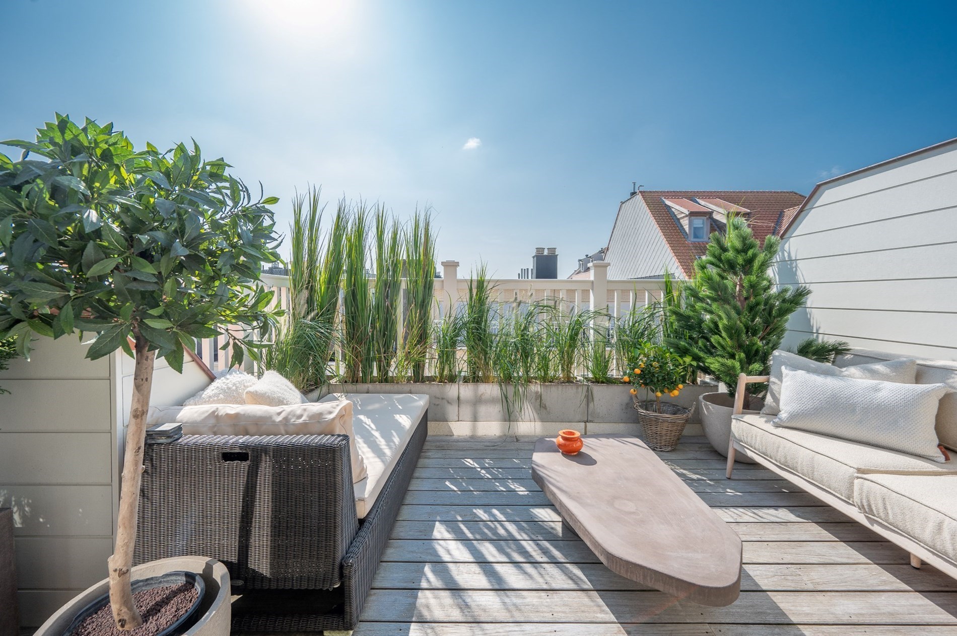 Prachtig, ruim 2 slaapkamer appartement met ruime terrassen centraal gelegen op de Zoutelaan te Knokke (met mogelijkheid tot het cre&#235;ren van een 3de kamer) 