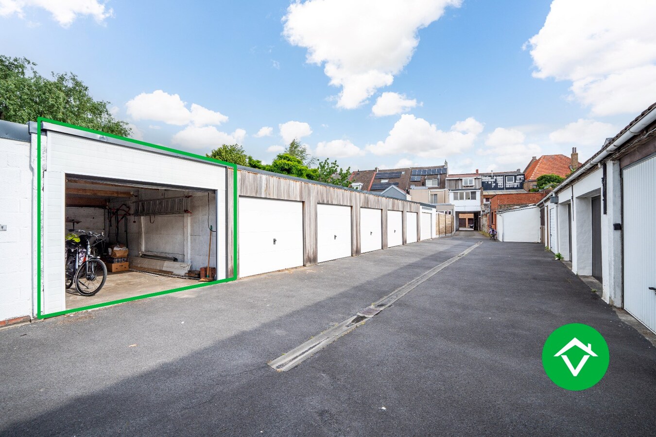 Charmante gezinswoning met twee slaapkamers en afgesloten garagebox te Sint-Kruis (Brugge) 