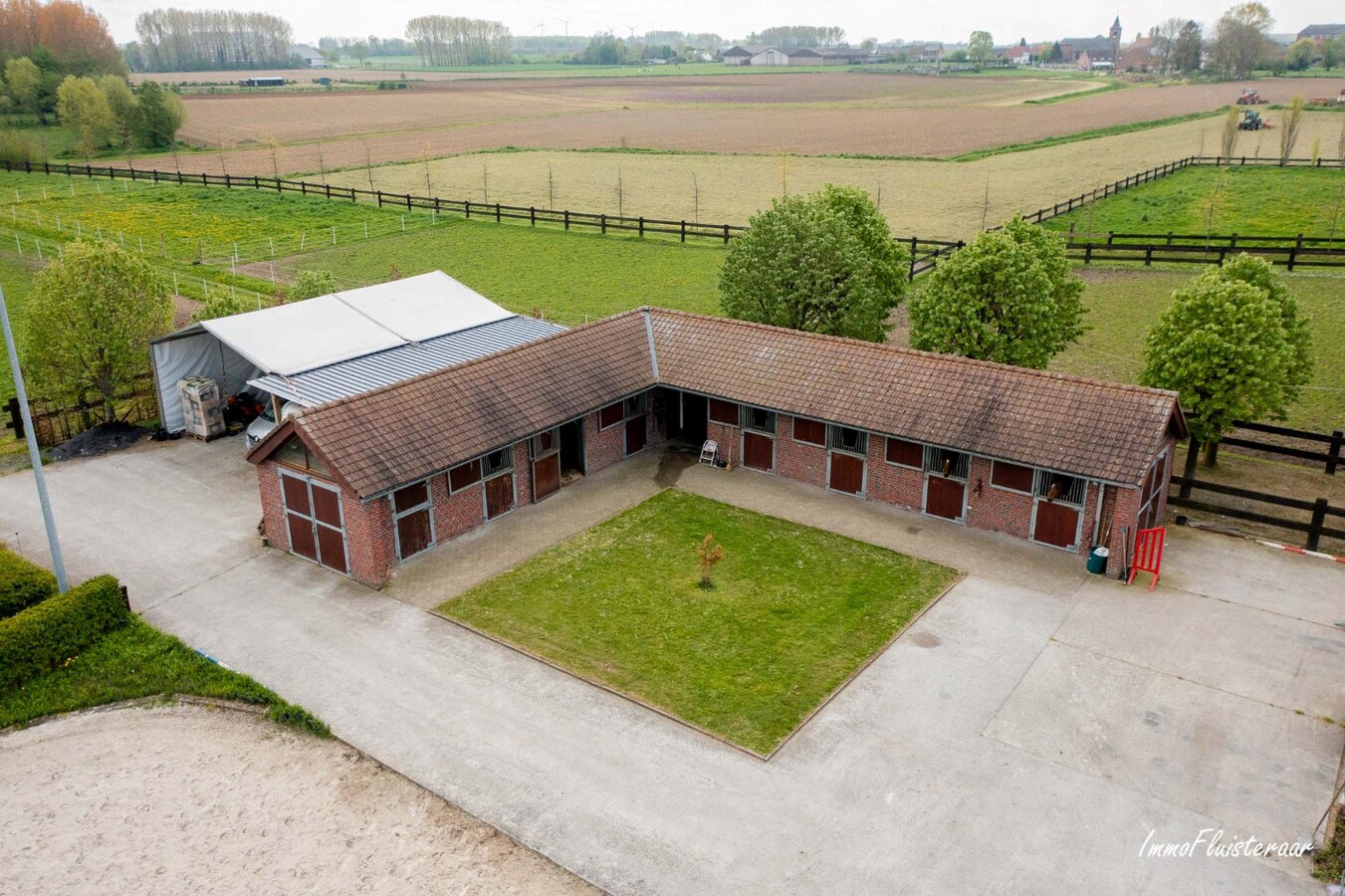 Belle villa avec des installations &#233;questres sur environ 7,4 hectares &#224; Willaupuis (Leuze-en-Hainaut ; Hainaut) 
