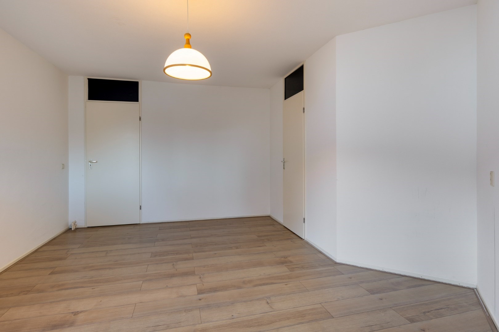 Royale hoek-eengezinswoning met 155 m&#178; wooncomfort en 5 kamers, riante tuin en dakterras. 
