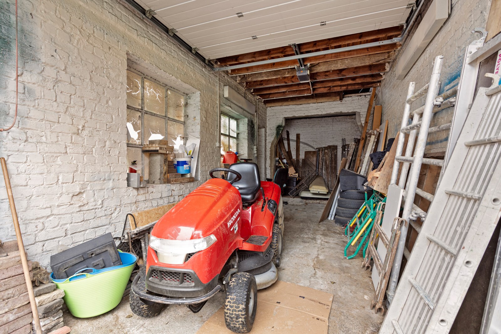 KANGOEROE WONING MET TUIN EN 3 GARAGE’S EN ATELIER 1652 ALSEMBERG (BEERSEL). 