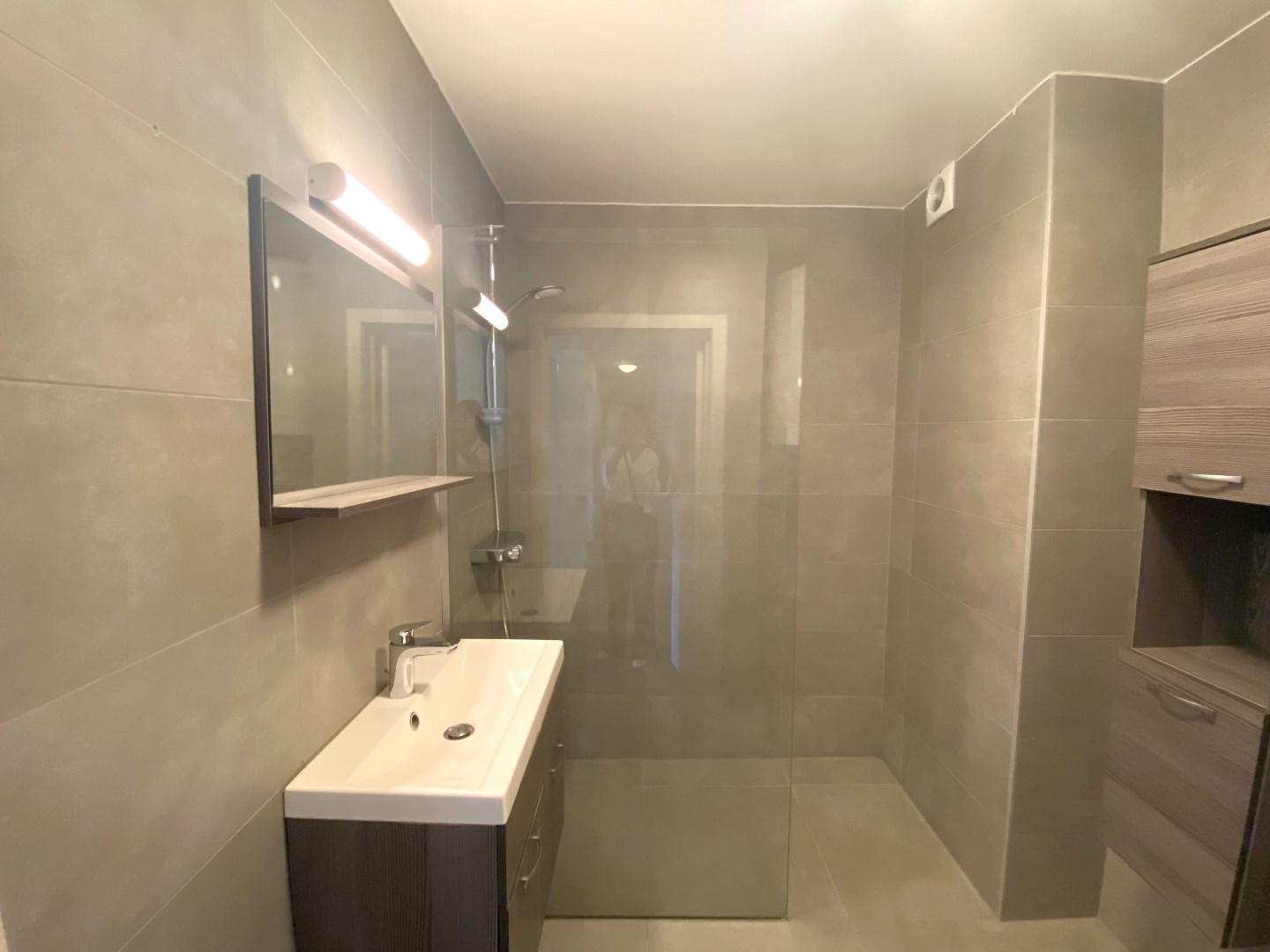 Instapklaar en zeer ruim appartement in hartje Waregem met 3 slaapkamers! 
