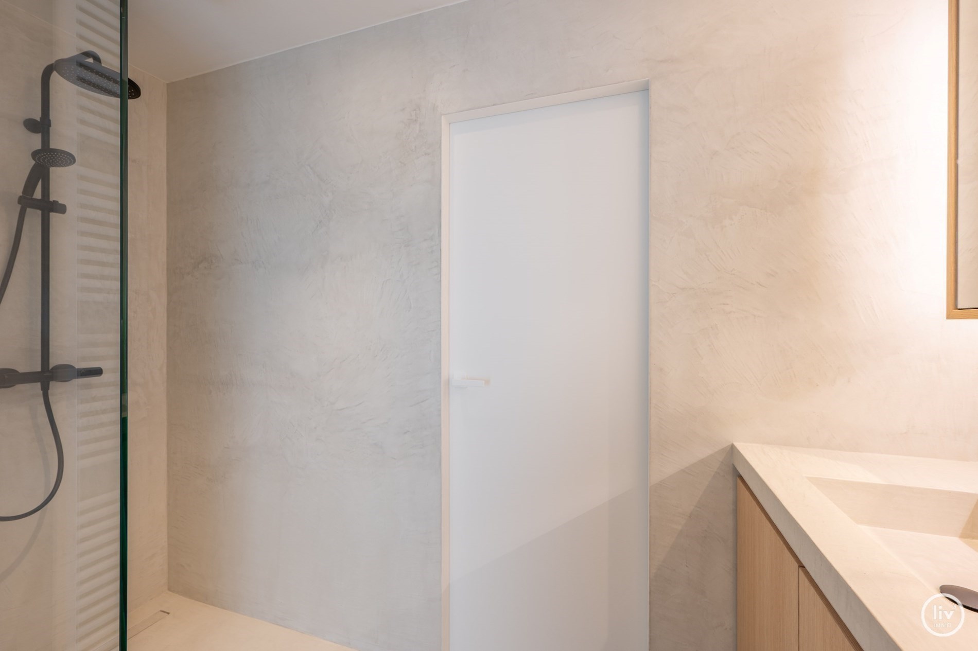 Prachtig gerenoveerd duplex appartement met ruim Westgericht terras gelegen op de Lippenslaan te Knokke. 