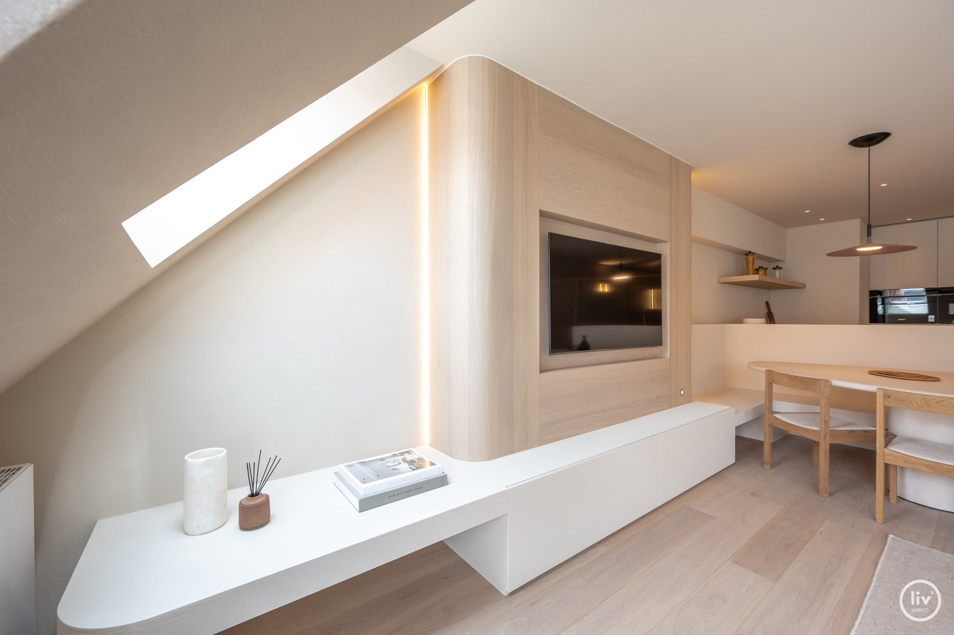 Appartement en duplex de 3 chambres r&#233;nov&#233; de mani&#232;re unique avec 2 grandes terrasses ensoleill&#233;es, situ&#233; &#224; distance de marche de la digue Albertstrand. 