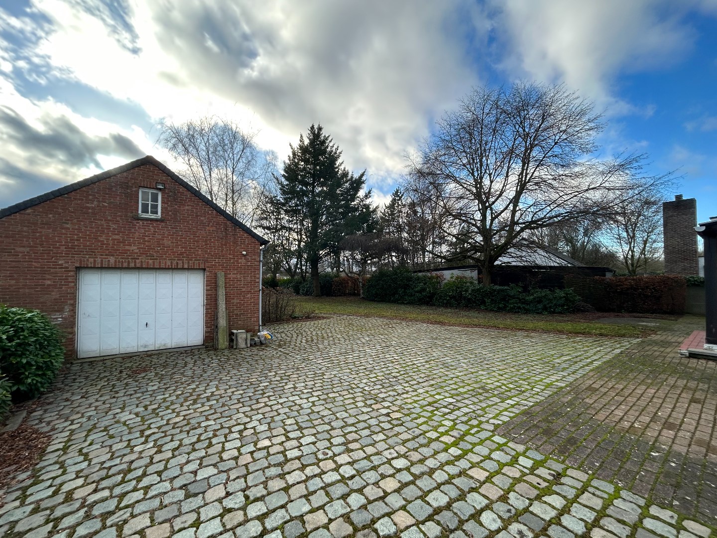 Ruime vrijstaande woning in het centrum van Geel 